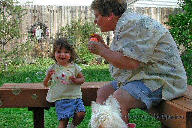 bella_and_bubbles_and_aunti.jpg